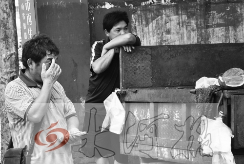 　拿著錢，陳小立感動(dòng)得哭了。