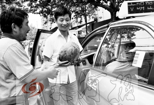 　　的哥將一天的運(yùn)營收入捐給陳小立，陳小立送瓜感謝。