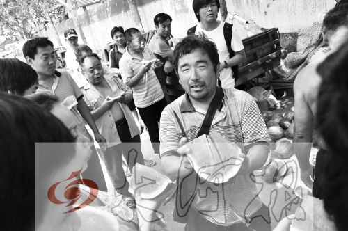 為了表示感謝，陳小立切西瓜分給大家吃。