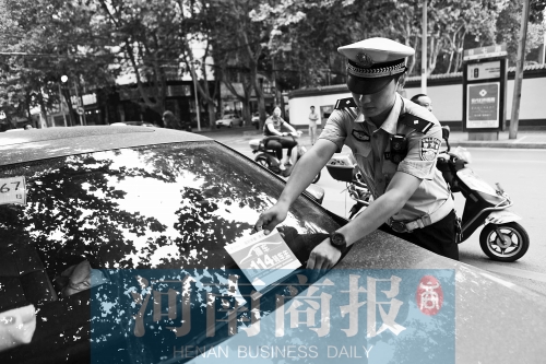 有了這張挪車(chē)卡，不會(huì)泄露隱私，別人又能方便地聯(lián)系上自己記者 邱曉峰/攝