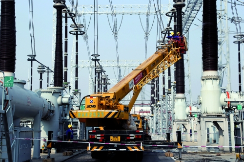 有些電力設(shè)施很“嬌貴”,空氣質(zhì)量不好,長(zhǎng)時(shí)間不給它洗澡,它就可能“罷工” 有些電力設(shè)施很“嬌貴”,空氣質(zhì)量不好,長(zhǎng)時(shí)間不給它洗澡,它就可能“罷工”