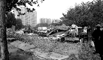 對(duì)公園選址的5.5萬多平方米的違章建筑進(jìn)行拆除。