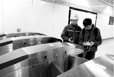 昨天上午，體育中心站，工作人員正在對(duì)進(jìn)出站閘機(jī)進(jìn)行調(diào)試。