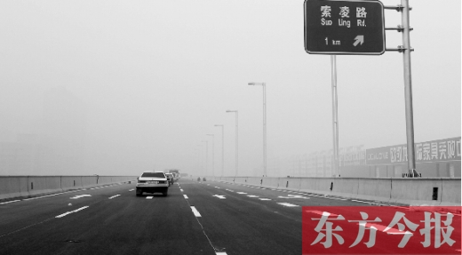 昨天上午，東方今報(bào)記者跟隨鄭州市交巡警部門，提前探路已具備通車條件的鄭州市三環(huán)快速路