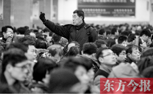 一場雨夾雪讓鄭州火車站的客流又增加了不少。昨天，售票大廳內(nèi)排隊購票的旅客摩肩接踵