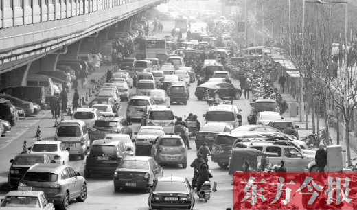 鄭大一附院北門的馬路被非機動車占去一條車道，這里也極易造成交通擁堵