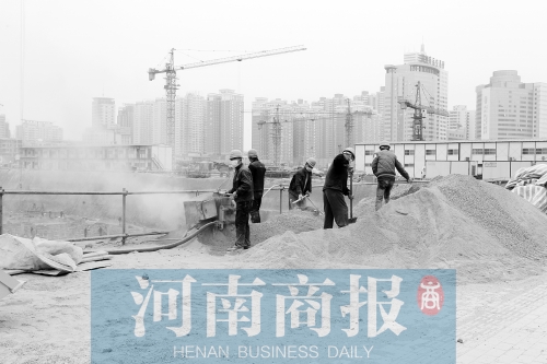 緯二路與東明路交叉口附近，一處工地上塵土飛揚(yáng) 記者 鄧萬里/攝