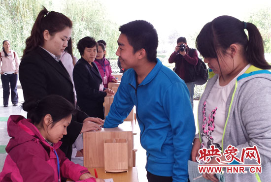 考生本人抽簽決定座號。