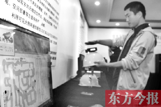 可見(jiàn)光通信技術(shù)應(yīng)用展示會(huì)上，參觀者體驗(yàn)新技術(shù)在采礦工具上的應(yīng)用