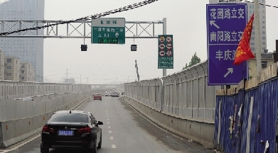 渣土車上三環(huán)快速路 文化路上橋口裝“電子眼”抓拍 渣土車上三環(huán)快速路 文化路上橋口裝“電子眼”抓拍