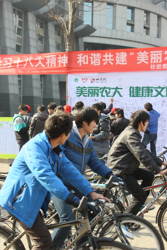 活動(dòng)現(xiàn)場(chǎng)人流涌動(dòng)，過(guò)路人群駐足觀看