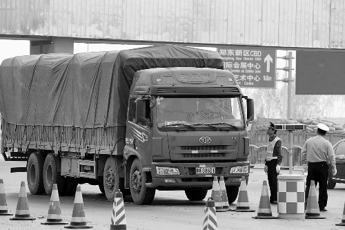 河南“治超”新規(guī)引發(fā)熱議 處罰過(guò)輕缺乏強(qiáng)制性措施