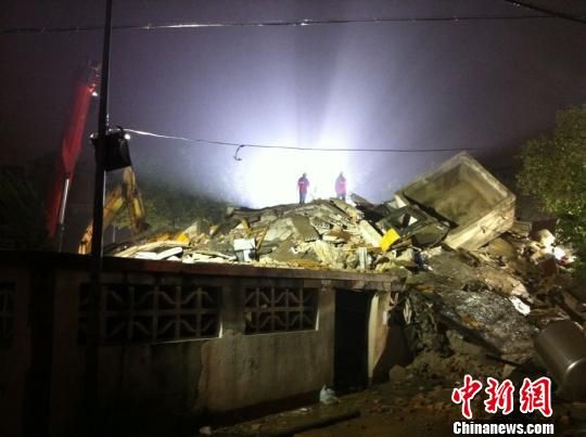 六層民房倒塌現(xiàn)場。何蔣勇　攝