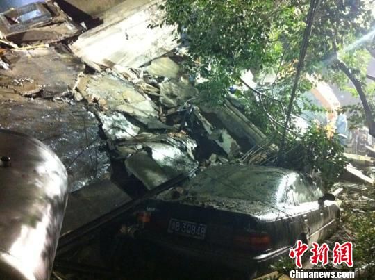 六層民房倒塌現(xiàn)場。何蔣勇　攝