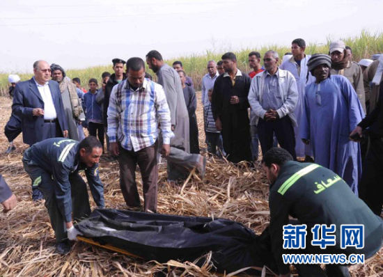 2月26日，在埃及旅游城市盧克索附近，急救人員在熱氣球事故現(xiàn)場搬運遇難者遺體。 新華社發(fā)