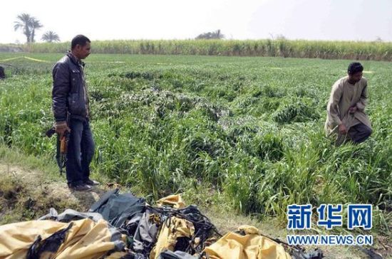 2月26日，在埃及旅游城市盧克索附近，當(dāng)?shù)匕踩藛T在發(fā)生熱氣球爆炸事故的現(xiàn)場查看。