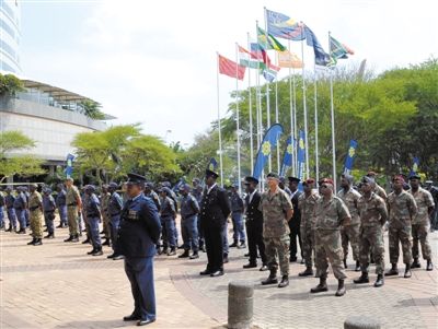 3月23日，南非警員參加德班峰會(huì)安保動(dòng)員會(huì)。為確保峰會(huì)安全，南非政府從全國抽調(diào)3000名警察加強(qiáng)安保。 新華社發(fā)