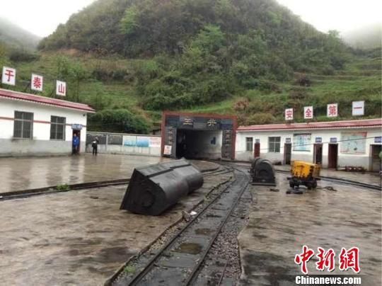 事故發(fā)生于5日晚22時(shí)許，事發(fā)時(shí)共有41人在井下作業(yè)，其中有32人安全升井，9人被困井下。