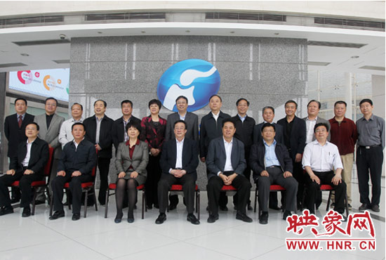 郭庚茂等省領(lǐng)導(dǎo)與省廣電局、河南電視臺的同志們合影