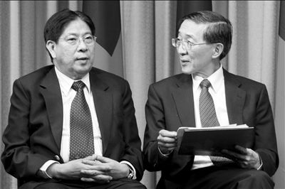 昨天凌晨,菲駐臺(tái)北馬尼拉經(jīng)濟(jì)文化辦事處代表白熙禮(左)與臺(tái)灣外事部門負(fù)責(zé)人林永樂在臺(tái)北共同舉行記者會(huì)。圖/CFP