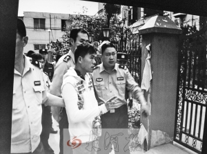 吳強(qiáng)指認(rèn)現(xiàn)場(chǎng)(翻拍),他是高胖雇用的殺手之一。