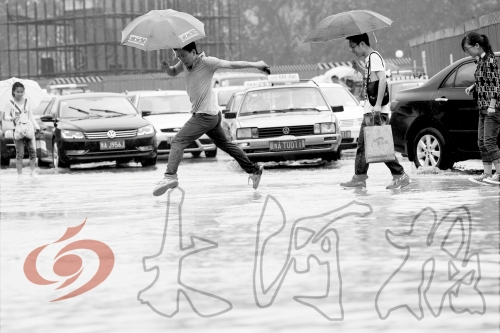 鄭州經(jīng)三路與北環(huán)交叉口處，積水較深，行人們不得不“練輕功”。 記者 白周峰 攝影