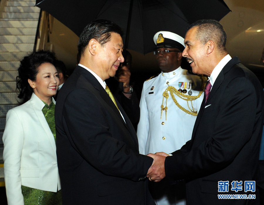 特立尼達和多巴哥總統(tǒng)卡莫納夫婦、總理比塞薩爾等到機場迎接習(xí)近平和夫人彭麗媛。饒愛民 攝