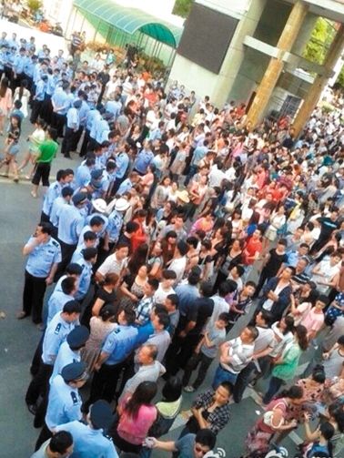 　考生家長(zhǎng)圍堵在考點(diǎn)門(mén)口。 網(wǎng)絡(luò)截圖