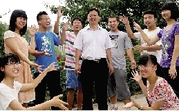 同學(xué)們用手臂連成光環(huán)，把班主任老師圍起來(lái)，表達(dá)對(duì)他的敬意和謝意。