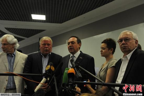 據(jù)外媒報道，美國“棱鏡”監(jiān)控計劃泄密者愛德華·斯諾登于莫斯科時間7月12日在莫斯科謝列梅捷沃機場與多家人權(quán)機構(gòu)代表人士舉行會談。圖為參加會談的人權(quán)代表接受媒體采訪。