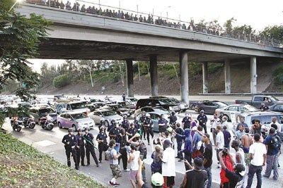 地點(diǎn):美國(guó)洛杉磯。大批警察和示威者正在對(duì)峙