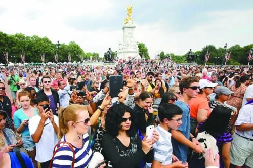 7月23日，在英國(guó)倫敦白金漢宮外，民眾們爭(zhēng)相閱讀“王室寶寶”出生的正式公告。