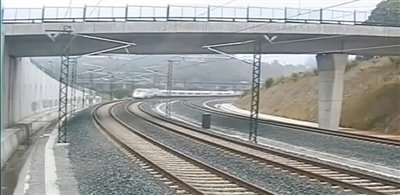 時速190公里的列車通過一個限速80公里的急轉(zhuǎn)彎。