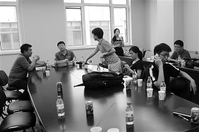 昨日，什剎海街道辦事處第四會議室，“什剎海女童練攤父親被打”事件的通氣會現(xiàn)場。