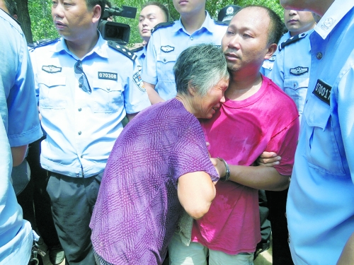 潛逃23年，歸案之時(shí)再見父母，最不能承受的究竟是誰？