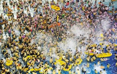 29日，湖北省武漢市，近日江城暑熱難解，人們紛紛前往水上樂園解暑，由于人數(shù)眾多，形成了“下餃子”的壯觀場面。圖/CFP