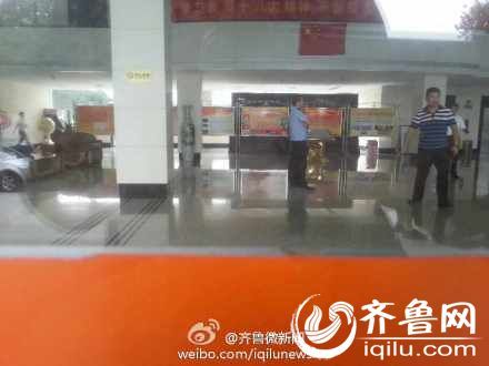 8月8號下午14時許，一女子在山東省衛(wèi)生廳辦公大樓三樓的一間辦公室內(nèi)，被一名年輕男子劫持。