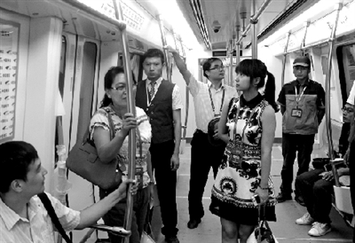 代表在體驗運(yùn)行的地鐵。