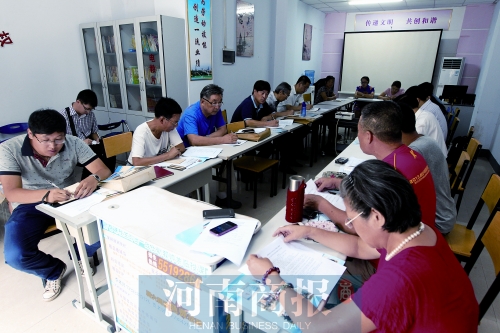 消費者代表和旁聽人員走進(jìn)社區(qū)，聽取市民關(guān)于鄭州地鐵的意見和建議