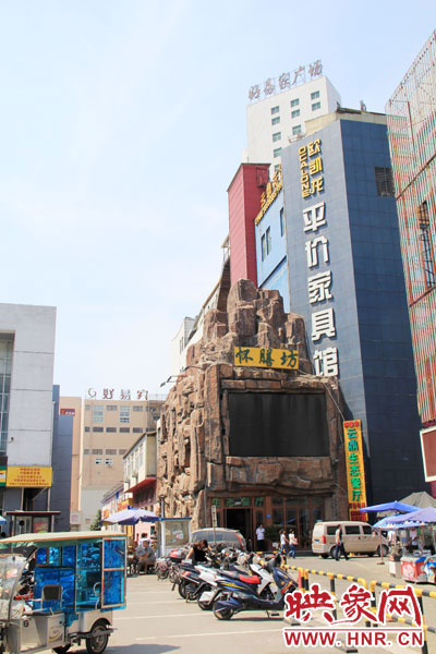 在該酒店一層的入口處，屹立著一座4層樓高的假山，氣勢雄偉。