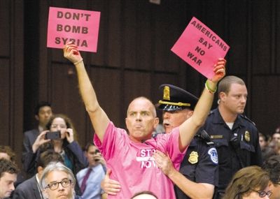 3日，美參議院外委會舉行敘利亞問題聽證會，民眾在現(xiàn)場示威，抗議美國軍事干預(yù)敘利亞。