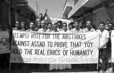 6日，敘利亞西北部的民眾打出橫幅，要求美國(guó)對(duì)敘動(dòng)武。