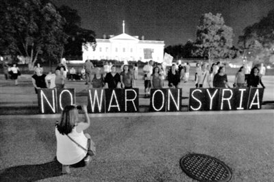 10日，華盛頓，美國反戰(zhàn)民眾在白宮前抗議對敘動武。