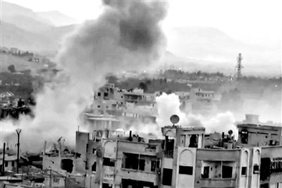 　10日公布的視頻顯示，敘利亞大馬士革地區(qū)，樓房遭重型火炮襲擊，現(xiàn)場濃煙滾滾。