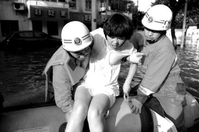 10月10日，前來(lái)余姚支援的杭州消防支隊(duì)武警官兵在南西路幫助轉(zhuǎn)移被困群眾。新華社發(fā)