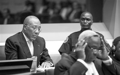 9月26日，荷蘭海牙，利比里亞前總統(tǒng)查爾斯·泰勒在法庭接受審判。