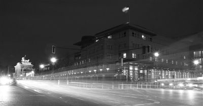 美國(guó)駐德國(guó)大使館夜景，這里被懷疑設(shè)有監(jiān)聽(tīng)站。