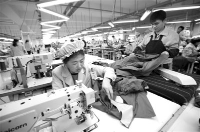 12月19日，朝鮮工人在開城工業(yè)園區(qū)工作。當(dāng)日，由二十國集團(tuán)（G20）的經(jīng)濟(jì)官員、國際金融組織相關(guān)負(fù)責(zé)人以及各國記者等組成的國際代表團(tuán)訪問工業(yè)園區(qū)。今年4月朝鮮單方面關(guān)閉開城工業(yè)園，9月才宣布重開。新華社發(fā)