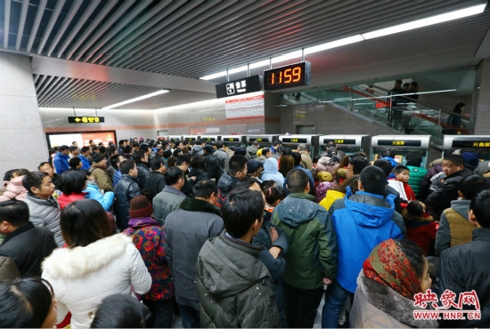 11點(diǎn)59分，紫金山地鐵站售票機(jī)前擠滿了買票的市民，場(chǎng)面如同春運(yùn)