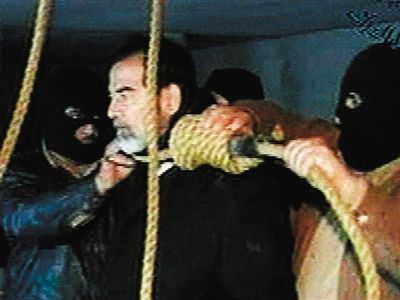 警衛(wèi)給薩達(dá)姆套上絞刑工具。